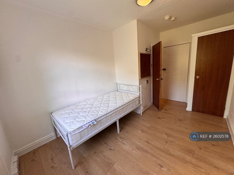 1 bedroom in Sussex Gardens, London, W2 (#2602578)