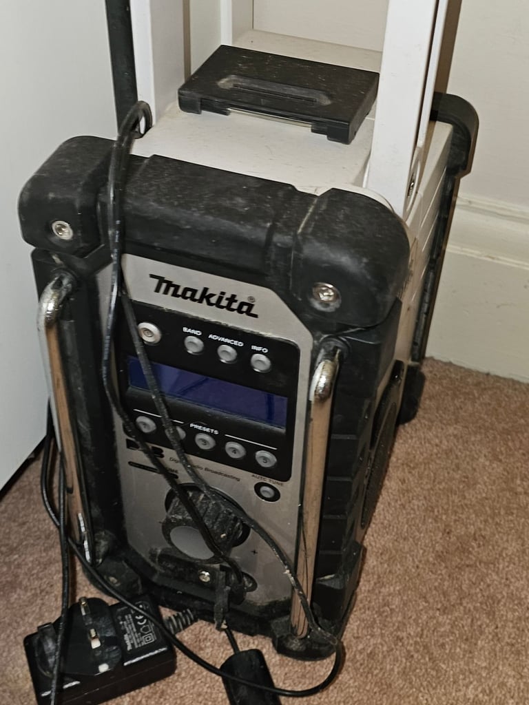  Makita DMR104 DAB/FM Job‑Site Radio – White – Makita DMR110 DAB/FM Site Radio - Barely Used