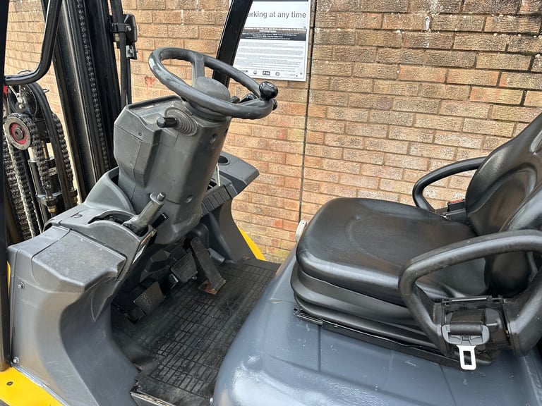 2010 Caterpillar 2.5t diesel forklift, container spec triple mast 