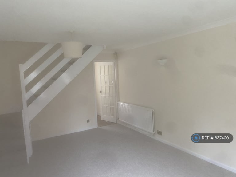 2 bedroom house in Warbreck Drive, Reading, RG31 (2 bed) (#837400)