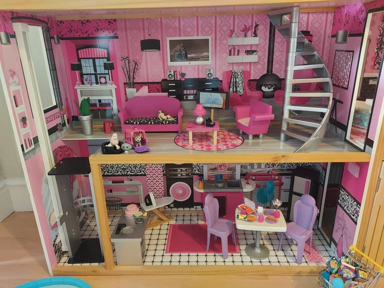 Stunning sturdy wooden barbie/doll house fully furnished (134cmX128cmX36cm)