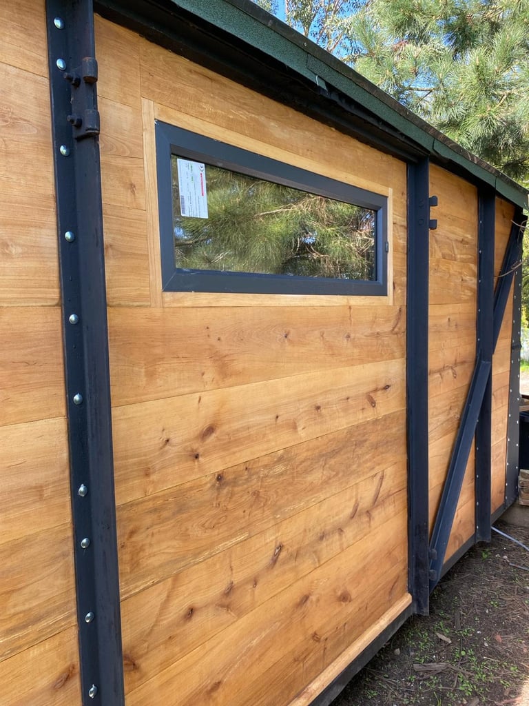 SOLID OAK SHEPHERDS HUT extra living space, air B&B holiday home
