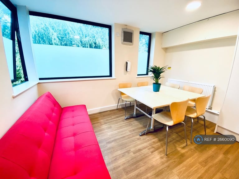 6 bedroom flat in Warwick New Road, Leamington Spa, CV32 (6 bed) (#2660090)