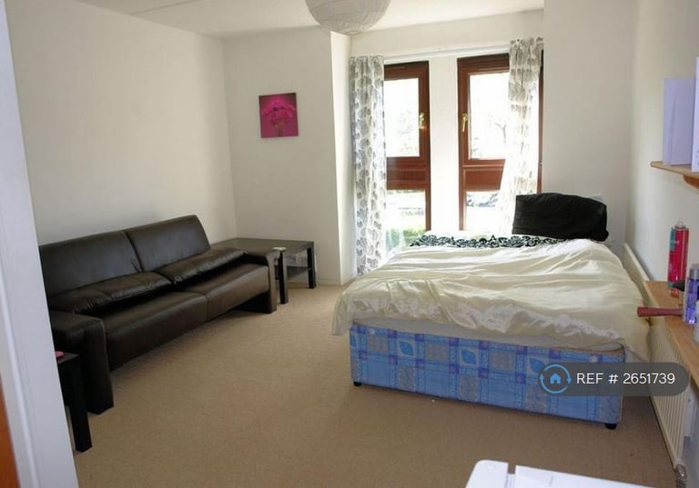 1 bedroom flat in Wycliffe End, Aylesbury, HP19 (1 bed) (#2651739)