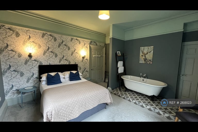 2 bedroom flat in Torrs Park, Ilfracombe, EX34 (2 bed) (#2618123)