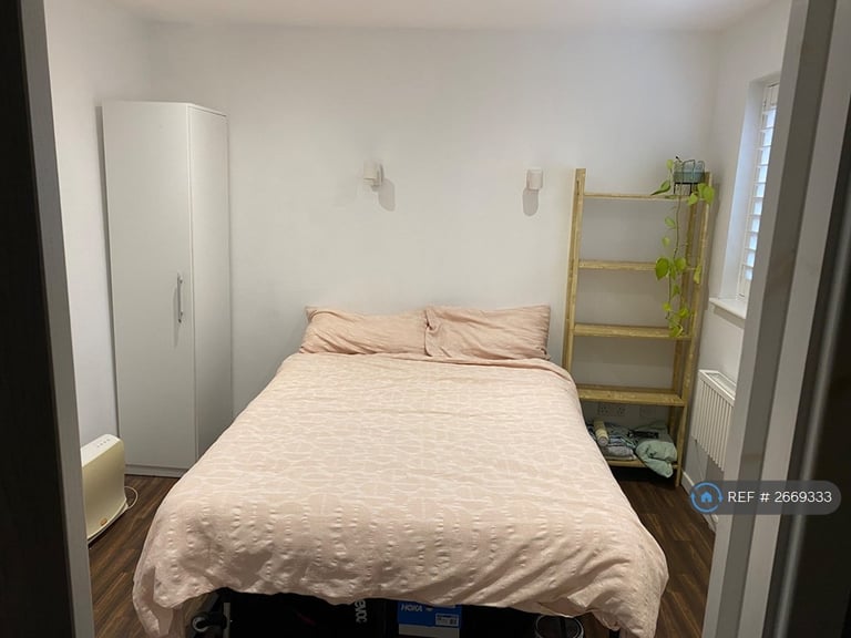 1 bedroom flat in Weare Court, Bristol, BS1 (1 bed) (#2669333)