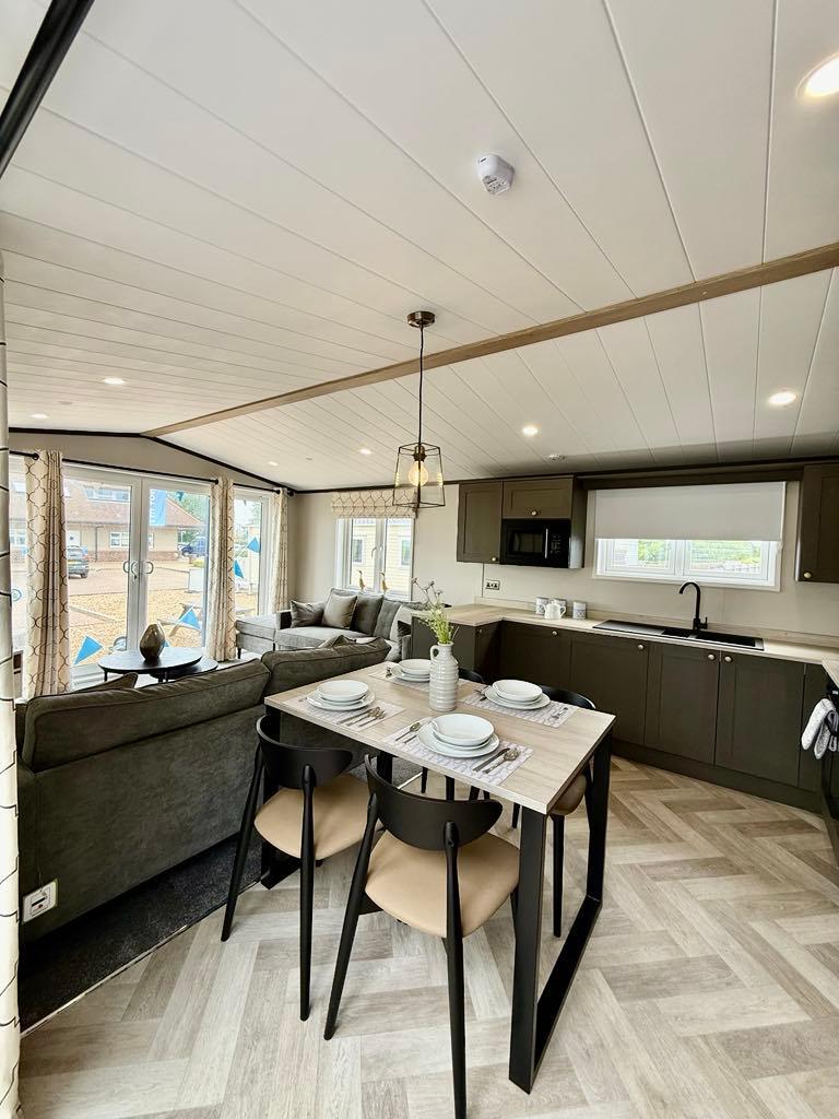 South Coast Seaside 8 Berth Lodge Finance Available CALL TOM [Phone number removed]