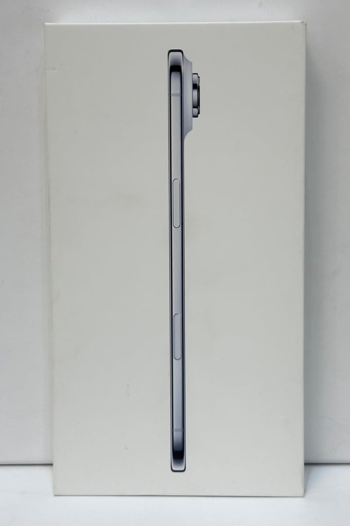 iPhone 17 Air 256gb Sky Blue, Brand New in Sealed Box, 1 Year Apple Warranty, rrp £999