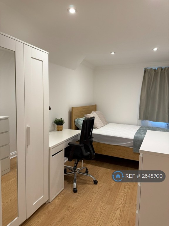 4 bedroom flat in North Gower Street, London, NW1 (4 bed) (#2645700)