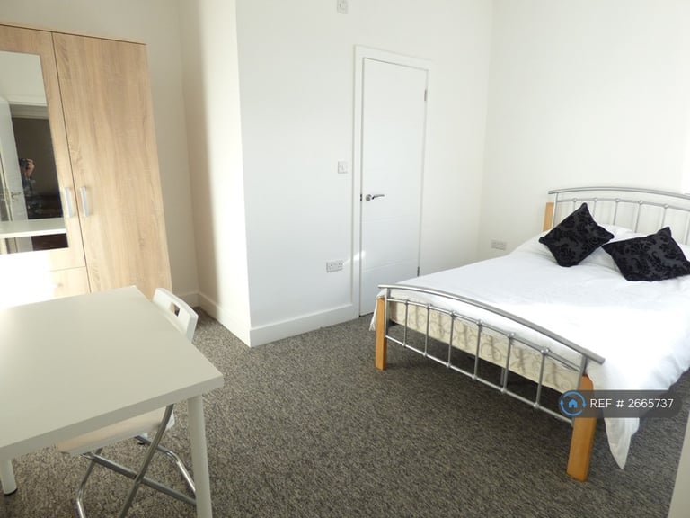 3 bedroom flat in Hsu Students Southbourne, Bournemouth, BH5 (3 bed) (#2665737)