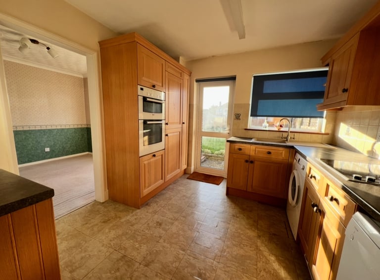 image for Magnet Real Wood Doors Kitchen Units Romford