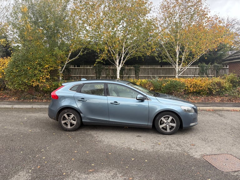 2013 63 plate new shape Volvo v40 se 1.6 d2 Automatic 5 door hatchback blue £2750