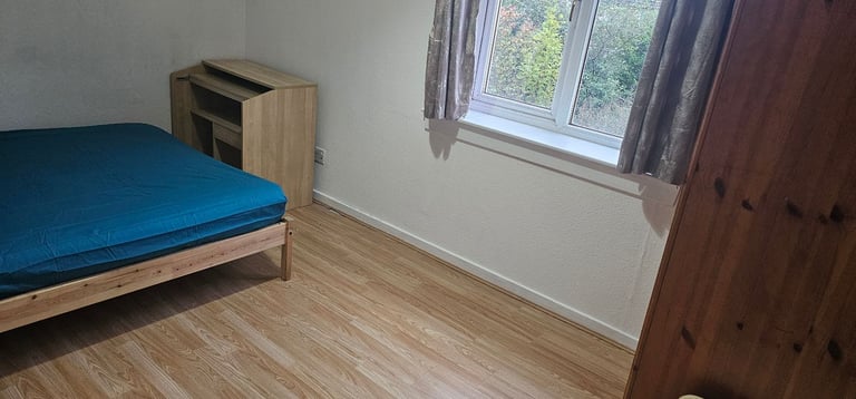  Spacious 3-Bedroom Flat for Rent – £1,450/month.