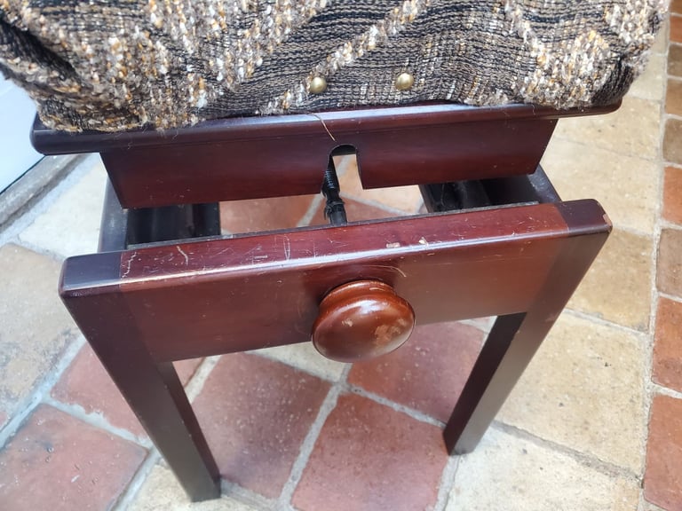 Piano stool, adjustable height