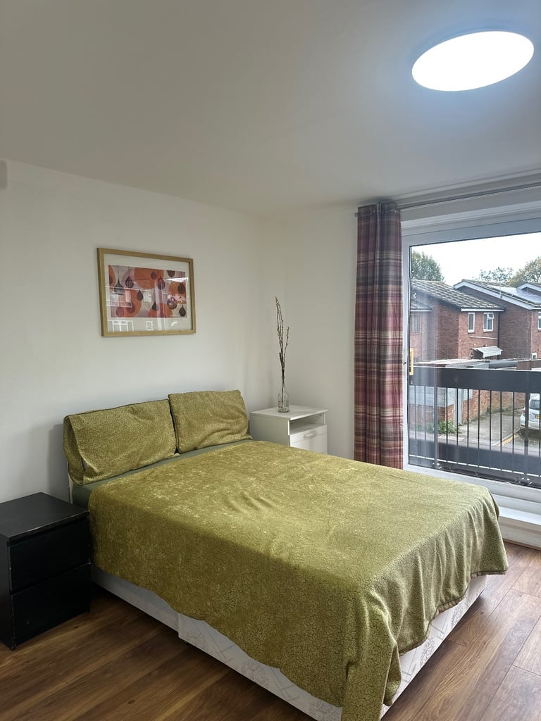 Bright Double Room with Balcony – Short-Term – Bills Included – Prefer Female