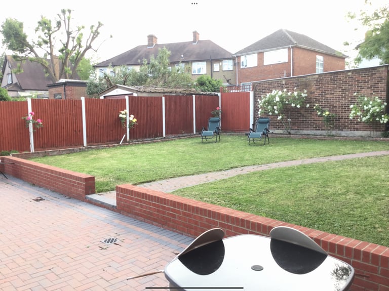 Large Studio flat to rent in Greenford UB6 