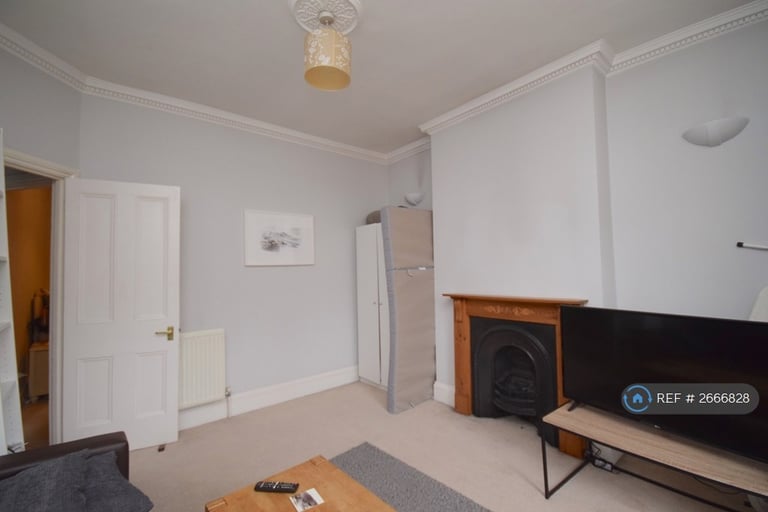 2 bedroom flat in Harbut Road, London, SW11 (2 bed) (#2666828)