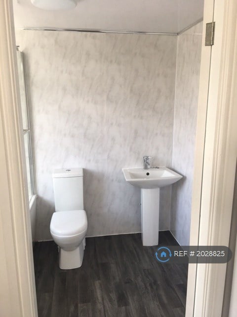 2 bedroom flat in Highfield Road, Widnes, WA8 (2 bed) (#2028825)