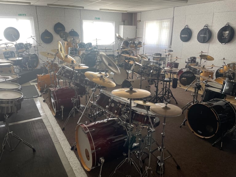 Tamburu drum’s Istanbul cymbals.