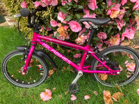 Islabikes Cnoc 16 Pink with front mudguard
