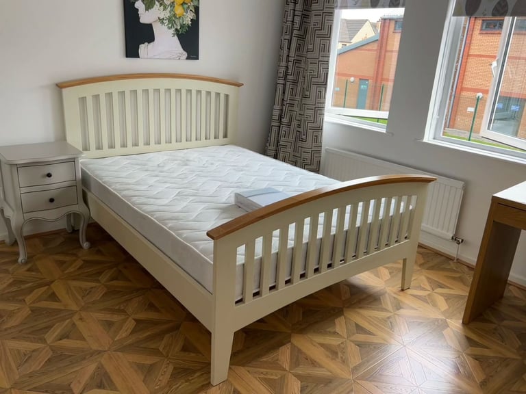 A bright bedroom in Belfast city center to rent