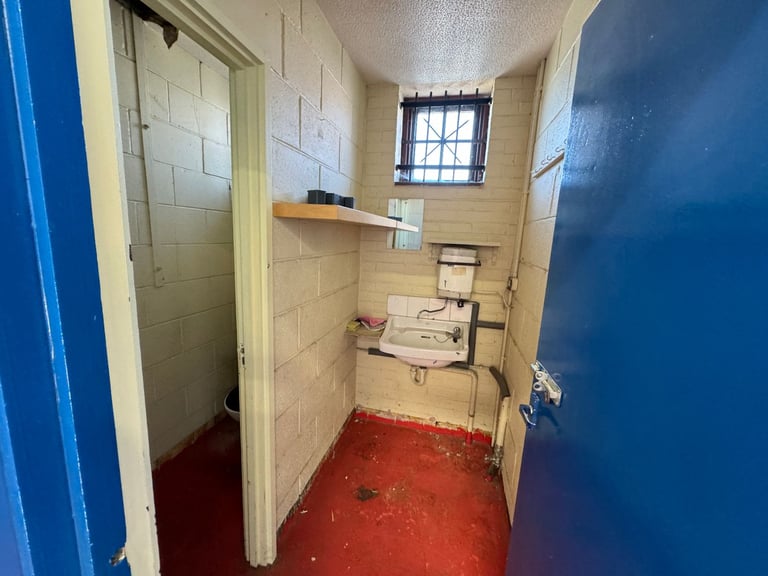 Small industrial unit secure with parking, 10 MINS FROM TOWN, great location 