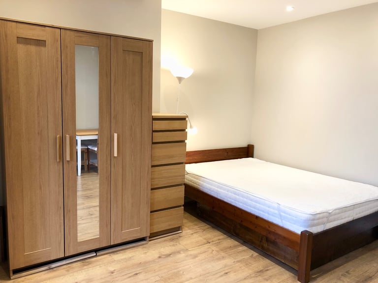 Rent Studio - 2mins Walk to Palmers Green Station 