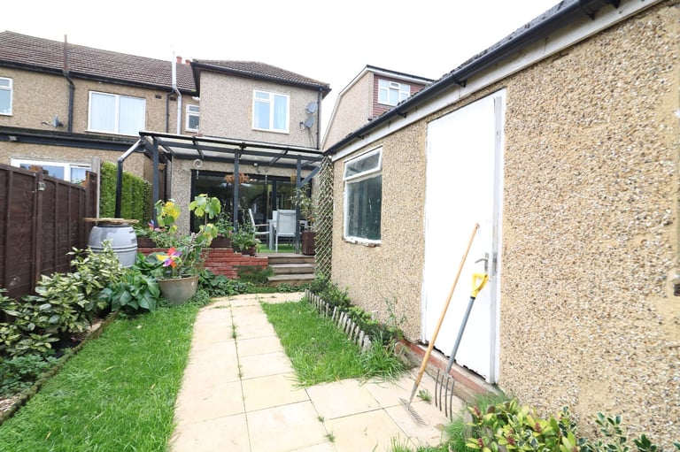 Three Bedroom End-Terrace House to Rent