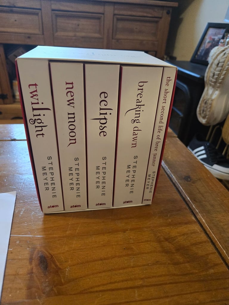 The twilight saga full box of books 