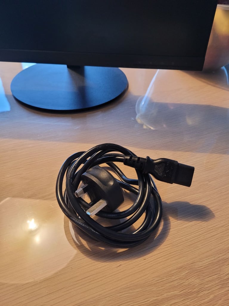 Lenovo ThinkVision Monitor + HDMI & Power Cable – Excellent Condition