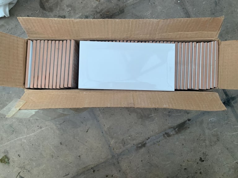 Eliane White Gloss Metro Ceramic Indoor Wall Tile, Pack of 50, (L)200mm (W)100mm (4 packs available)