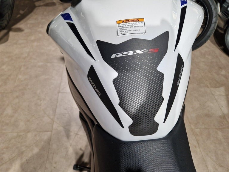 SUZUKI GSXS 750 IN WHITE