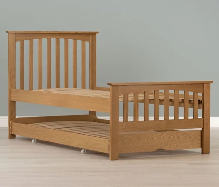 Single oak bed and guest bed foldable legs