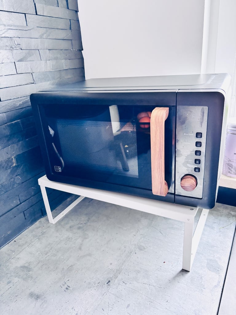 Black , fully working microwave 