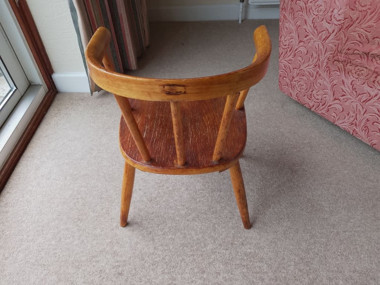 Vintage child's chair in solid wood. Seat height 11 inches.