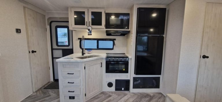 Brand New Forest River East To West Della Terra 323QB American Caravan 5th Wheel