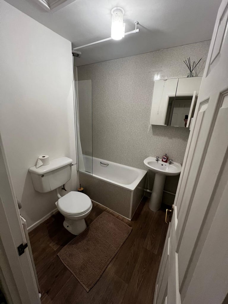 2 bed flat to let, immediately 
