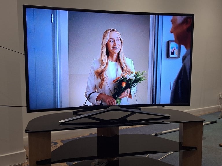 Samsung Smart TV 49 inch Good Condition with remote control. Apps and Freeview Television 4K 