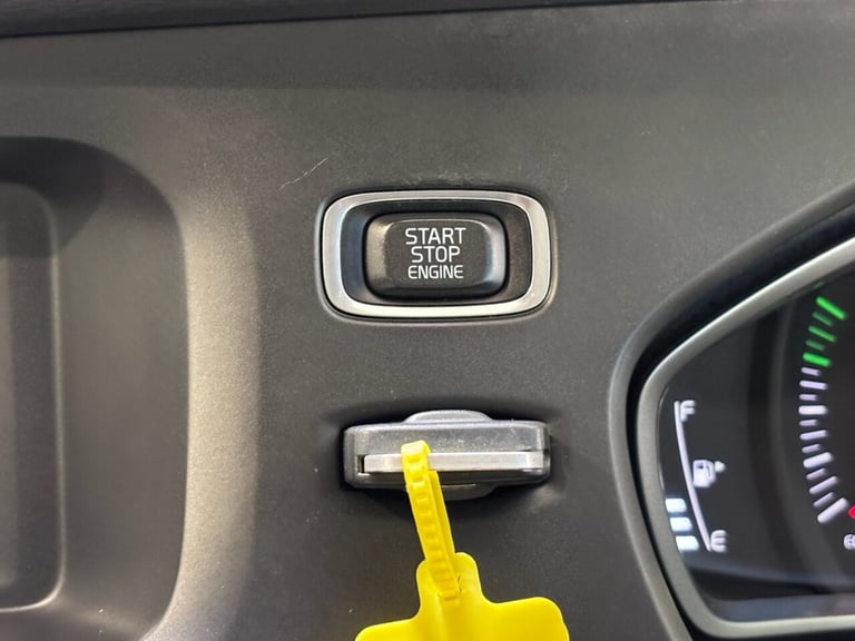 2016 16 VOLVO V40 2.0 D2 SE LUX HATCHBACK 5DR DIESEL MANUAL EURO 6 (S/S) (120 PS