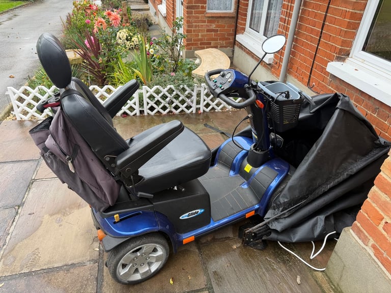 Electric mobility scooter with sturdy pull over cover