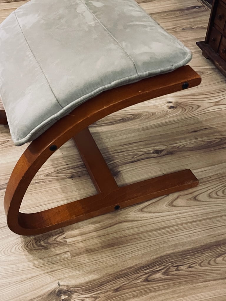 Footstall 70’s design, beautiful piece of wood work. 
