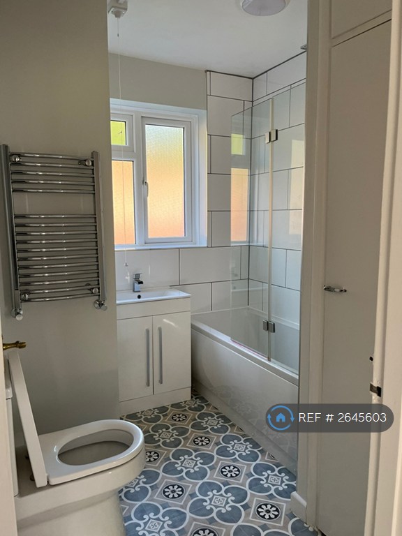 2 bedroom flat in Beacon Hill Court, Hindhead, GU26 (2 bed) (#2645603)