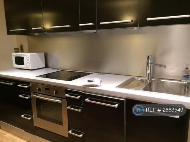 2 bedroom flat in Wellington Street, Leeds, LS1 (2 bed) (#2663549)