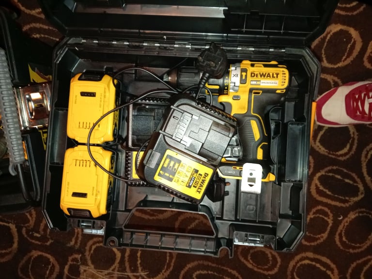 16 piece dewalt power tool set like new 