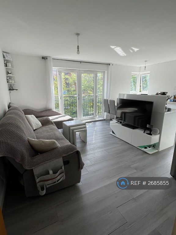 3 bedroom flat in Central Court, Salford, M3 (3 bed) (#2685855)