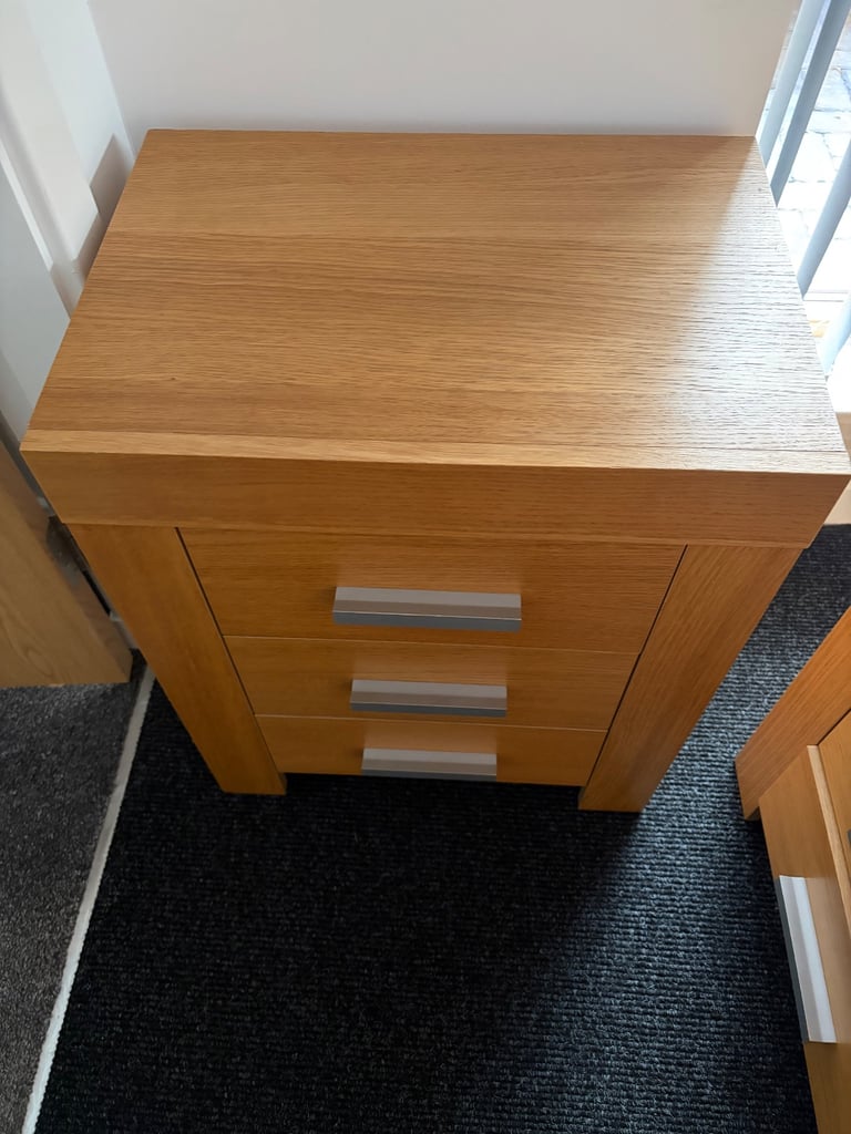 Bedside Cabinets 
