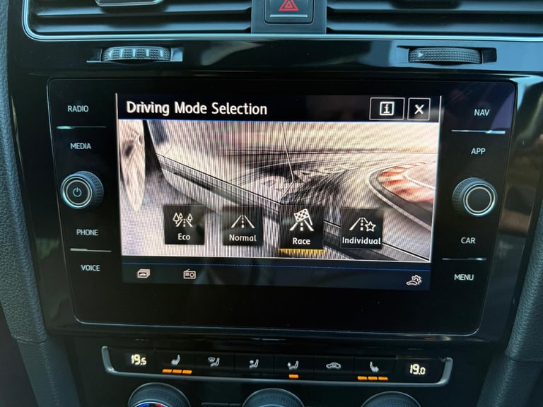 Volkswagen Golf " R " 310 BHP / D.S.G AUTO / 4 MOTION / NEW 19 INCH ALLOYS