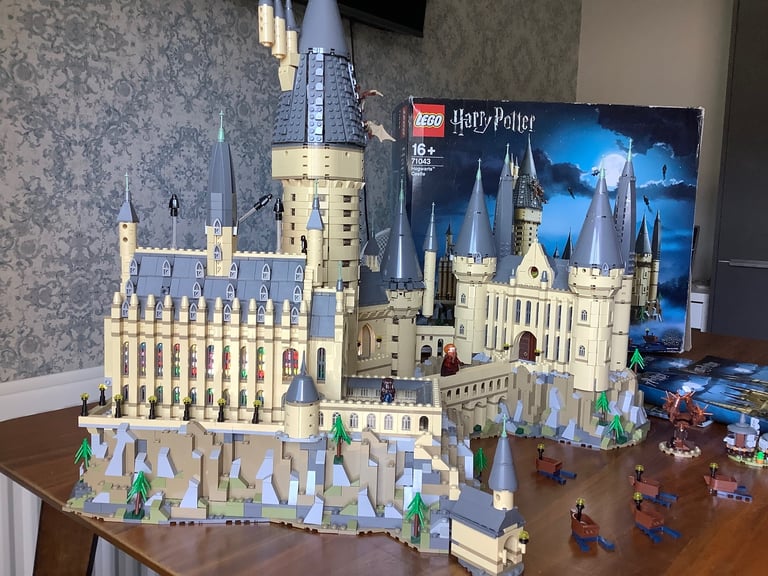LEGO Harry Potter HOGWARTS CASTLE   *Like New * 