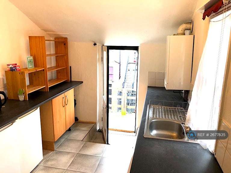 2 bedroom flat in Heaton, Newcastle Upon Tyne, NE6 (2 bed) (#2677835)