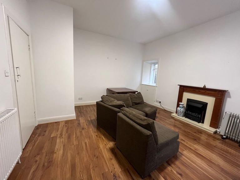 Uphall - 3 Bedroom, huge ground floor flat - Bright & Sunny - partially furnished 